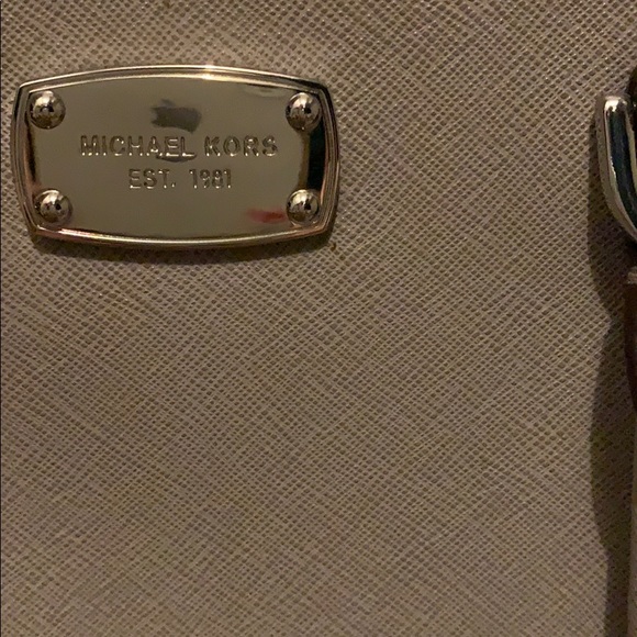 Light gray Michael Kors purse - Picture 4 of 16